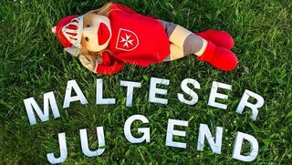 Schriftzug Malteser Jugend mit Puppe von Ritter Malte